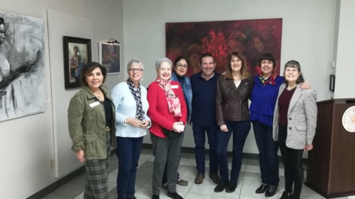 La Casa de España en Houston – De izquierda a derecha: Irma Klink, vocal; Marisa Lumpkin, miembro; María Teresa Nemec, socia honoraria, Silvia Nadal, Secretaria y Tesorera saliente; Luis Roche, vocal; Victoria Arbonés, miembro; Ana Frade, presidenta, Tona Espel, miembro.