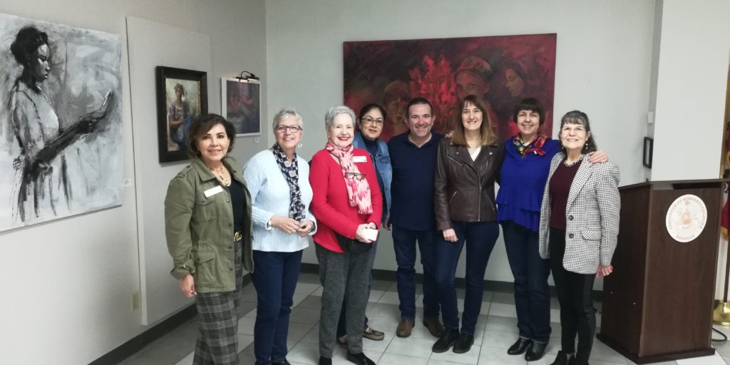 La Casa de España en Houston – De izquierda a derecha: Irma Klink, vocal; Marisa Lumpkin, miembro; María Teresa Nemec, socia honoraria, Silvia Nadal, Secretaria y Tesorera saliente; Luis Roche, vocal; Victoria Arbonés, miembro; Ana Frade, presidenta, Tona Espel, miembro.