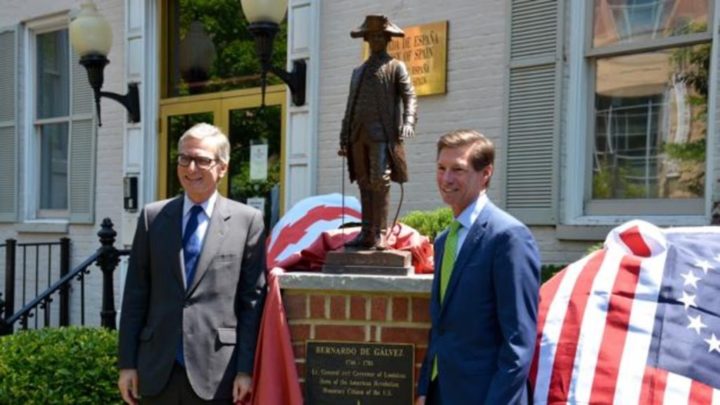 El embajador de España, Santiago Cabanas, y Jim Torgerson, consejero delegado de Avangird junto a la estatuta de Bernardo de Gálvez. Foto cortesía de la Embajada de España